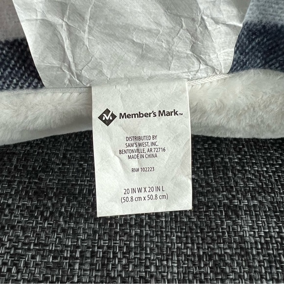 NWOT Member's Mark Plaid Faux Fur Decorative Pillow 20" x 20" - Picture 4 of 10